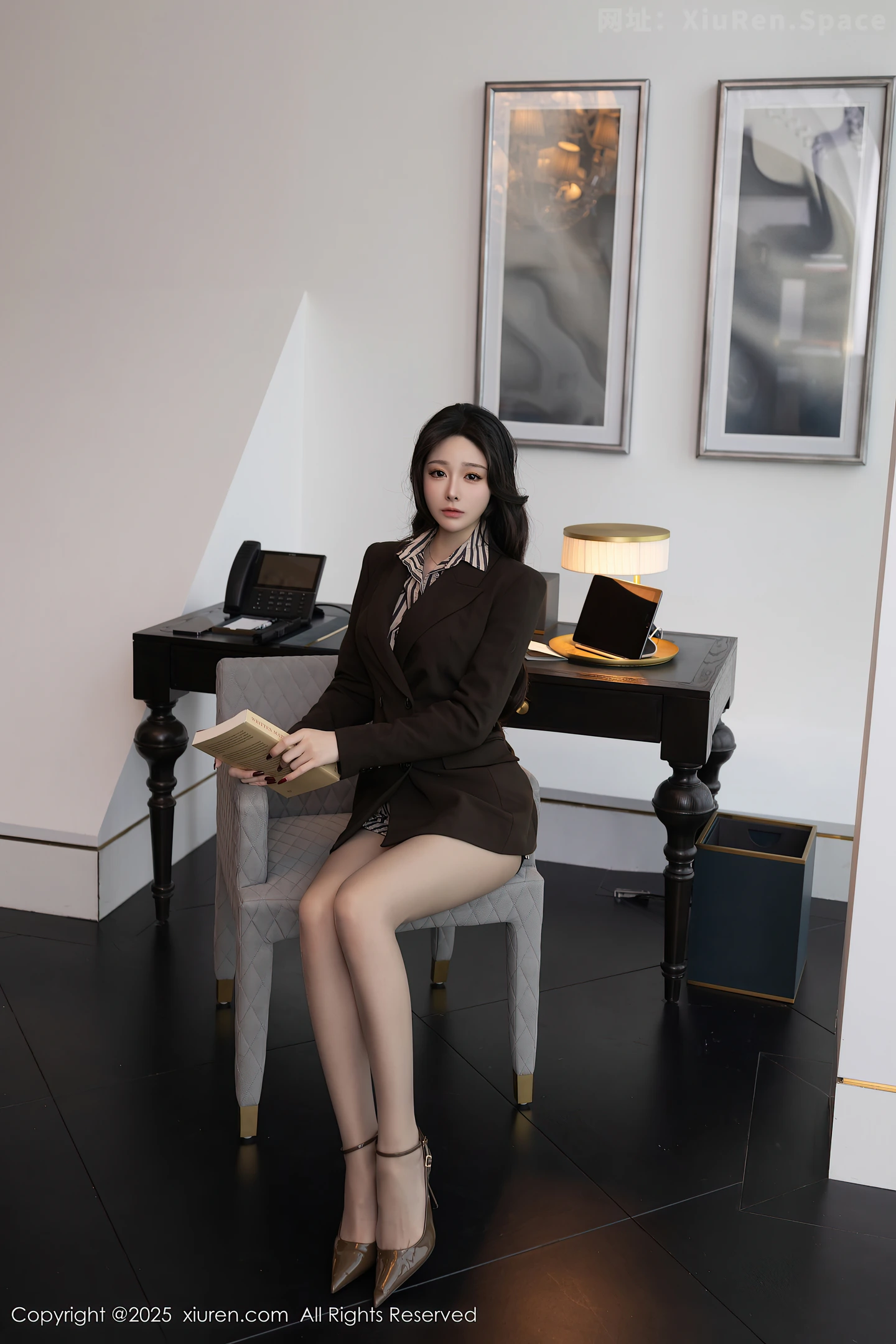 图片[2]-[XiuRen秀人网] VOL.10202 模特小逗逗性感衬衫露紫色蕾丝内衣配黑丝袜秀曼妙身姿诱惑写真80P-秀人网官方网站